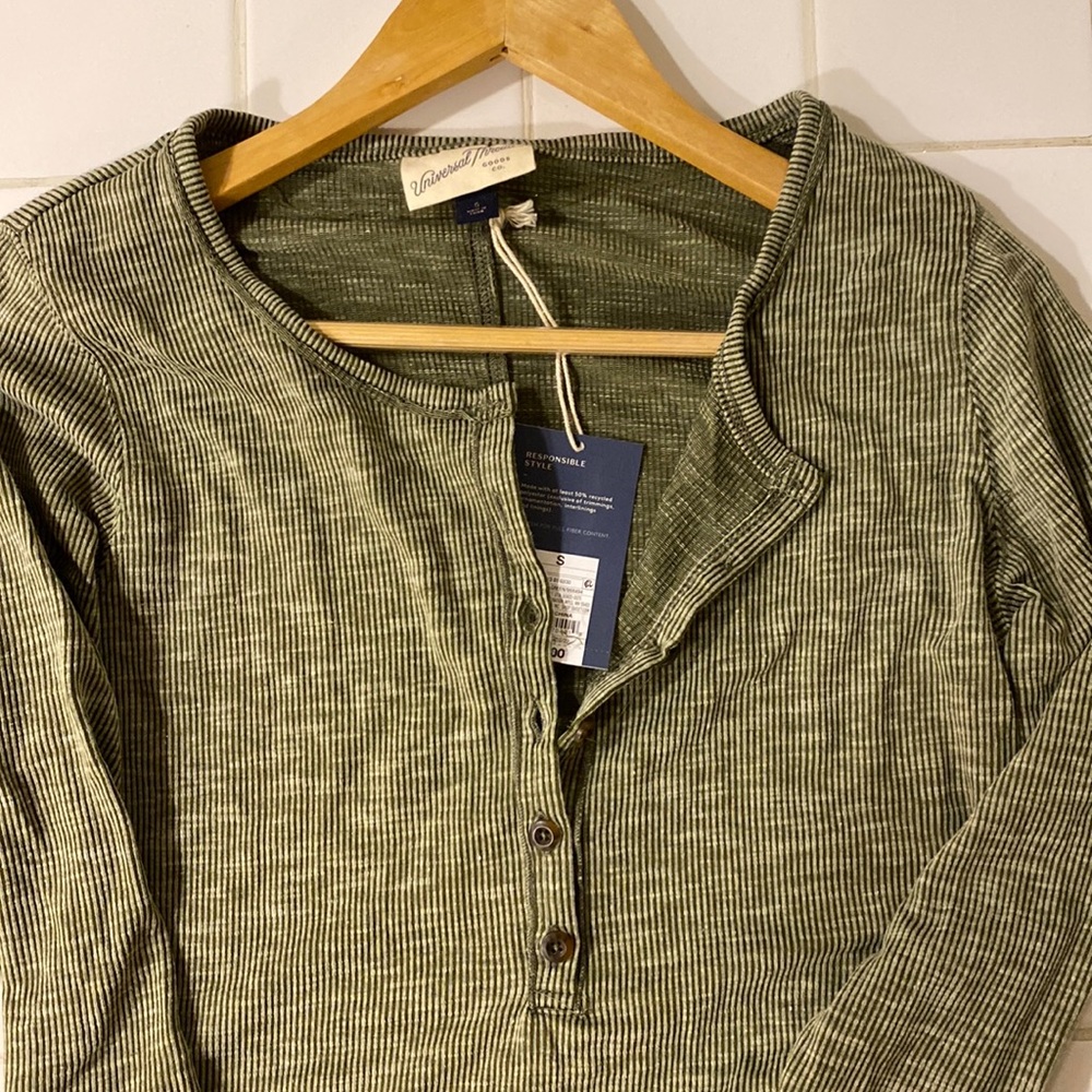 Green long sleeve never worn tags on